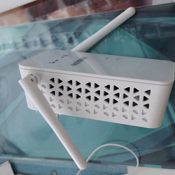 Netgear Wifi Range Extender  EX6100v2 - Picture 5 of 8